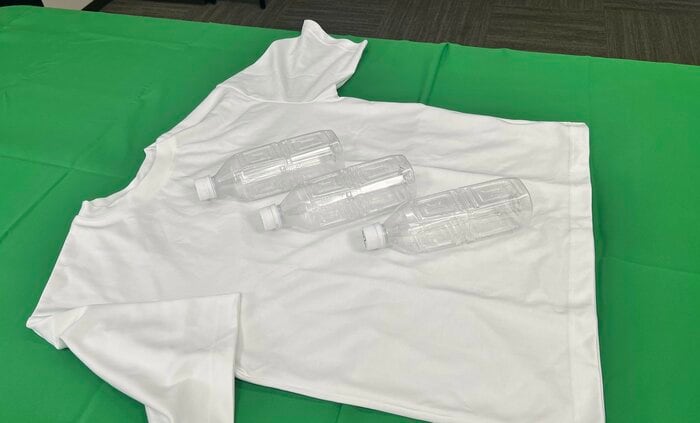 Ｔシャツとペットボトルで浮力を確保（特集班撮影）