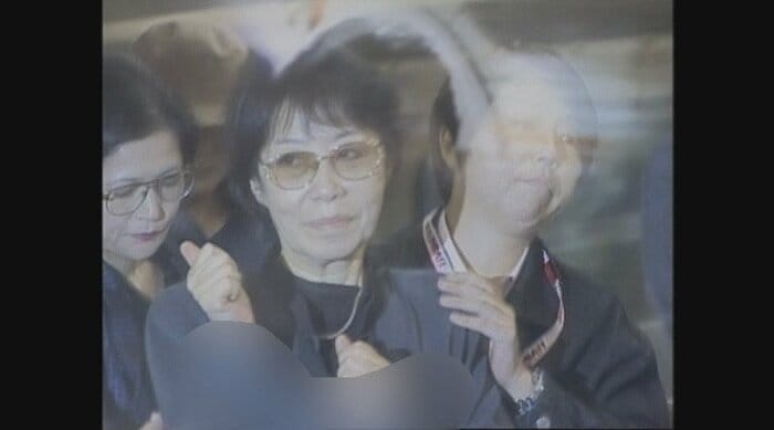 逮捕後、東京に移送される重信元最高幹部(2000年)