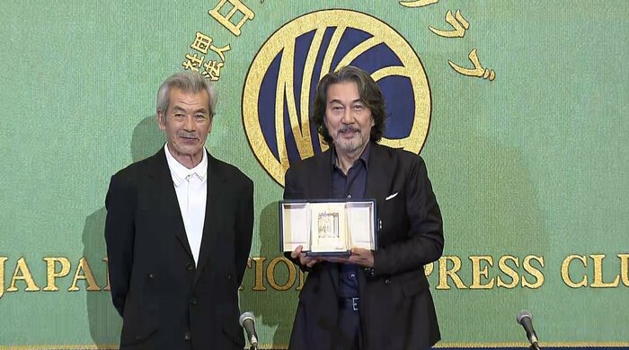 記者会見する役所広司さんと田中泯さん