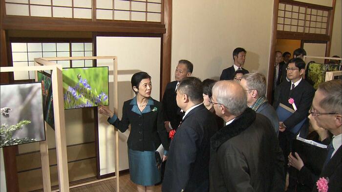 令和2（2020）年1月 ご自身の写真展で説明される久子さま（横浜市）