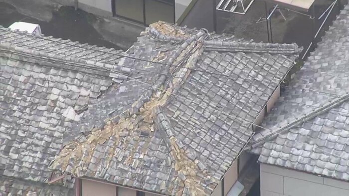 屋根の端の瓦がはがれ、中の土が見えている家屋も…(高知・宿毛市 2024年4月)