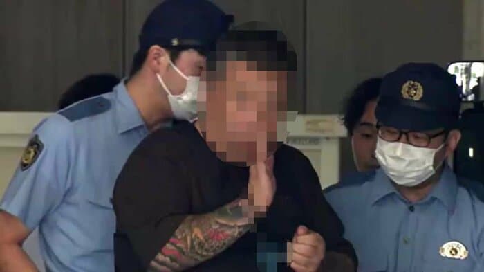 送検された暴力団幹部 腕には入れ墨が見える