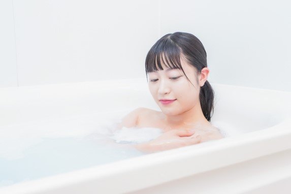 お風呂にゆっくりつかることが大事(提供:クラシエ)