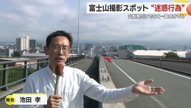 中央分離帯には併設された歩道から渡る