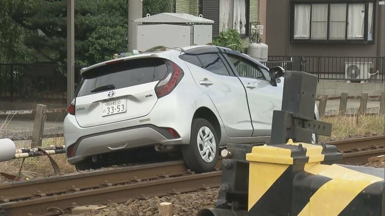 70歳運転手「間違えて早く曲がってしまった」車が踏切から線路に進入しレールまたぐように停車 一時運転見合わせ｜FNNプライムオンライン
