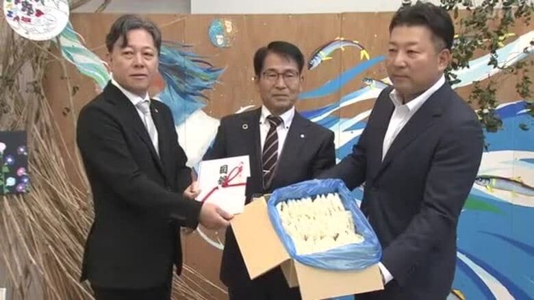 「アジフライの聖地」から学校給食用にプレゼント…企業2社がアジフライ約1500枚を佐々町の小中学校に｜FNNプライムオンライン