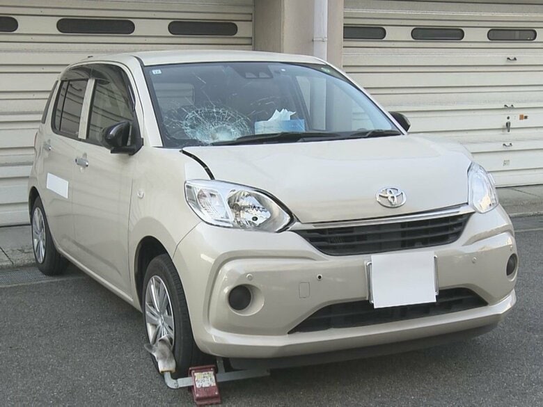 横断歩道のない道路を渡ろうと…80代位の女性が車にはねられ意識不明の重体 運転していた26歳男を現行犯逮捕｜FNNプライムオンライン