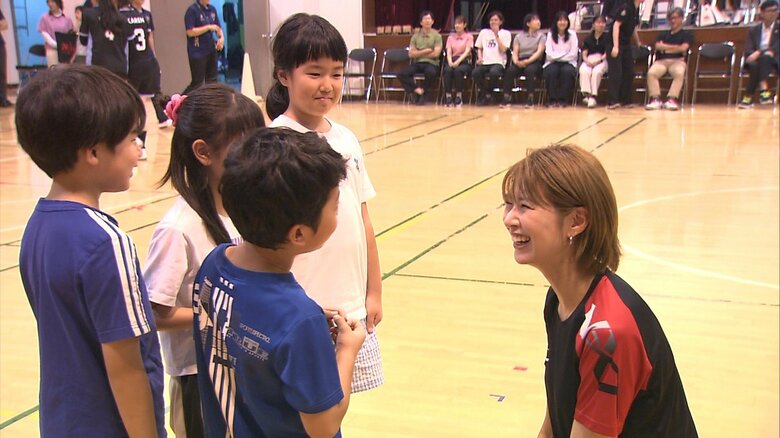バレー元日本代表・木村沙織さんが北京の日本人学校でバレー教室 「楽しむことが一番大事」|FNNプライムオンライン