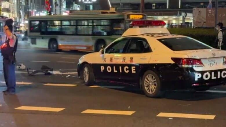 「お巡りさんが前に入り込んできたので危ないと思い、避けようとしたが避けきれず接触した」と逮捕の男“窃盗事件に関与疑いで手配”の車で職務質問受けそうになりパトカーに衝突・逃走した公務執行妨害の疑い｜FNNプライムオンライン