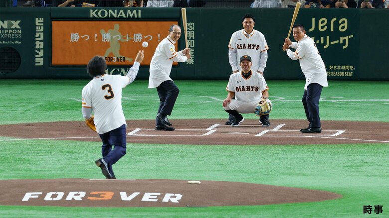 愛弟子の松井秀喜さんや王貞治さんら豪華メンバーでの始球式…“ミスタープロ野球”長嶋茂雄さん追悼試合　巨人軍の監督・コーチ・選手全員が背番号「3」ユニホーム着用｜FNNプライムオンライン