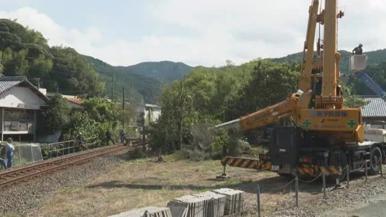 あわや…八幡浜のＪＲ双岩駅で樹木伐採中のクレーン車横転　線路ふさぎ一部区間で運転見合わせ【愛媛】｜FNNプライムオンライン