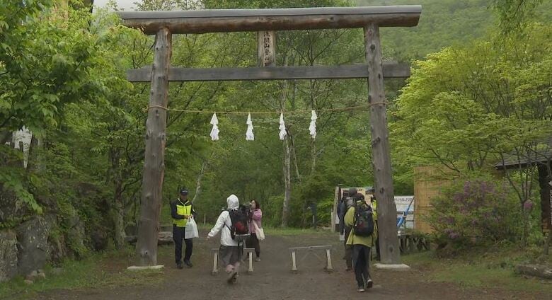 「安全登山を」　浅間山の噴火レベル引き下げを受け登山口で啓発　火口から約500メートルの前掛山まで入山可能に｜FNNプライムオンライン