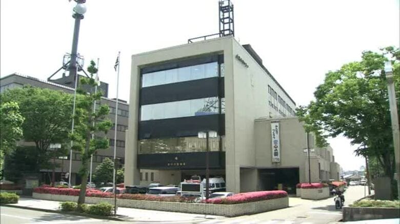 逆走車避けようと女子大生の車がガードレールに衝突し骨折…逆走車はそのまま逃走 ひき逃げ事件として捜査｜FNNプライムオンライン