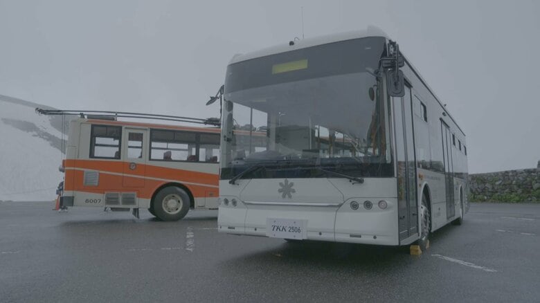 「最後の機会」国内唯一のトロリーバスに別れを告げる立山黒部アルペンルート、新旧電気バスの特別展示が開始｜FNNプライムオンライン