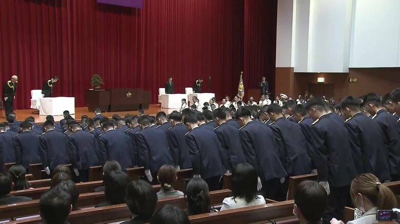 報道陣に初公開！警視庁警察学校の入校式　過去最多となる女性195人を含む535人の警察官が入校｜FNNプライムオンライン