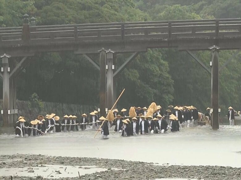 五十鈴川を遡る形で引っ張る…20年に1度の伊勢神宮『式年遷宮』で使われる御神木“御樋代木”が内宮へ｜FNNプライムオンライン