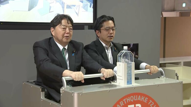 林官房長官「次の災害に生かせる仕組みを」総裁選告示を前に防災体験学習施設を視察　自民・谷垣元総裁との面会も｜FNNプライムオンライン