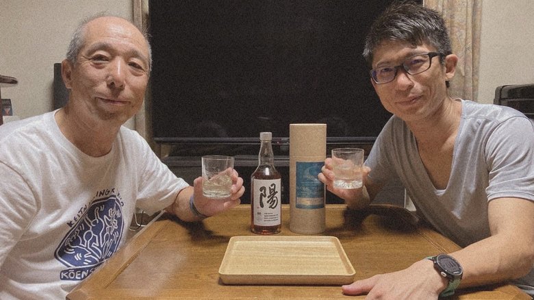 プライベートカスクを購入した「アオキ溶接」の青木社長(左)と息子の青木智陽専務(右)