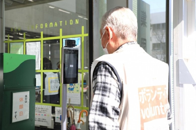 入口で行われるサーマルカメラでの検温
