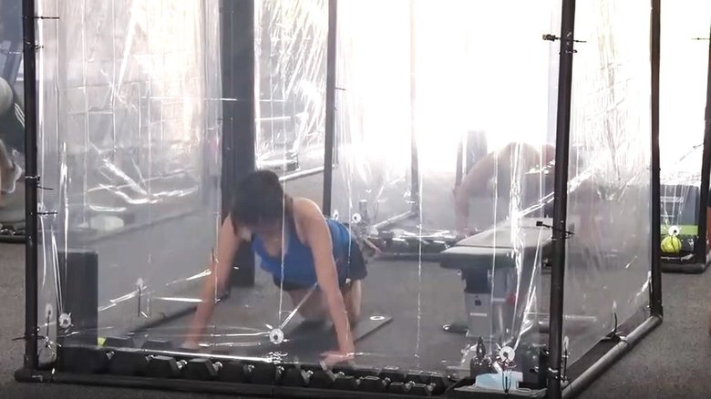 オーナー夫妻がシャワーカーテンで手作りした仕切りで
