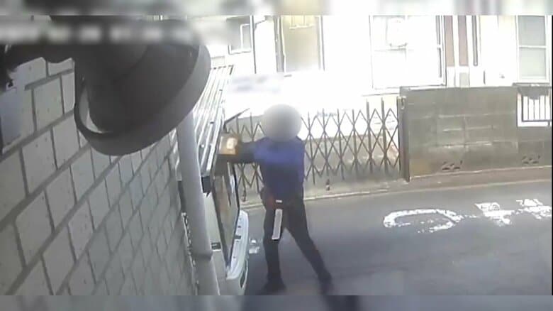 勢いよく荷台に投げ込む