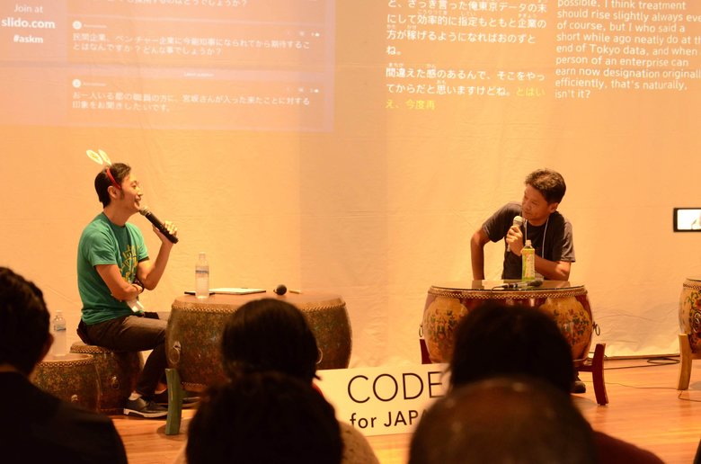 元ヤフージャパン社長の東京都宮坂副知事(右)と