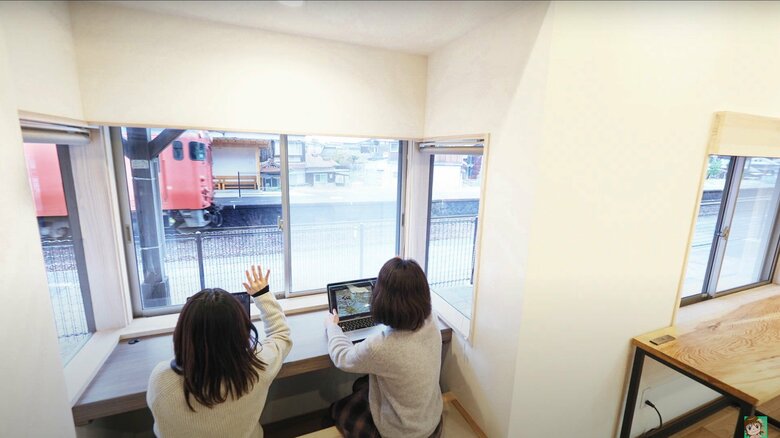 出窓からは列車の往来を見ることもできる
