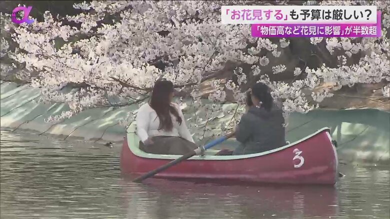 ボートに乗り、お花見を楽しむ人