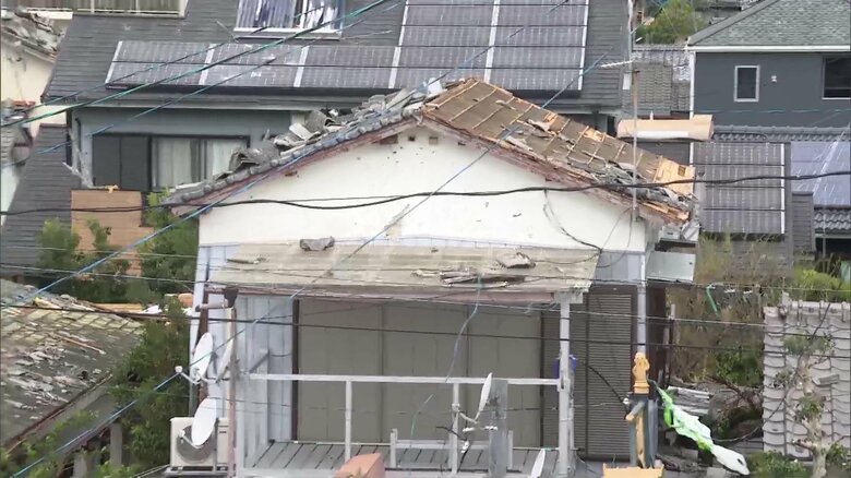 屋根瓦が吹き飛んだ住宅