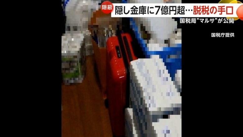 物置でトイレットペーパーや水などに囲まれていたスーツケース