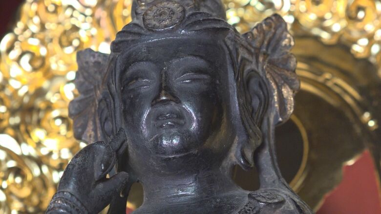 頬に手をあてている