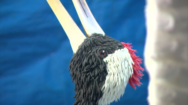 砂糖菓子を使ってタンチョウの優雅な姿を描く