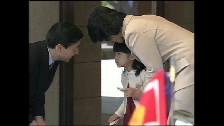 東宮御所の玄関で皇太子さまを見送られる雅子さまと愛子さま