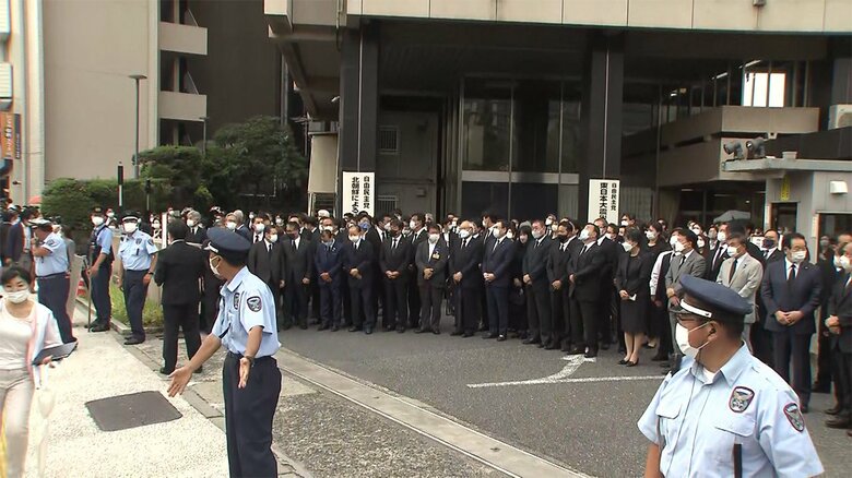 自民党前では党役員･職員らが、故人を待ち受けた