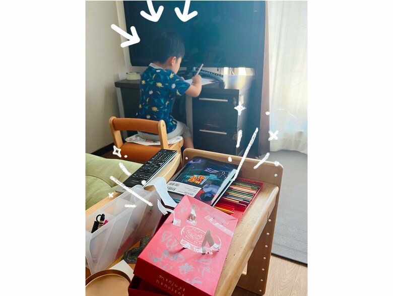 当時5歳　絵を描いている様子（提供：Pekepomさん）