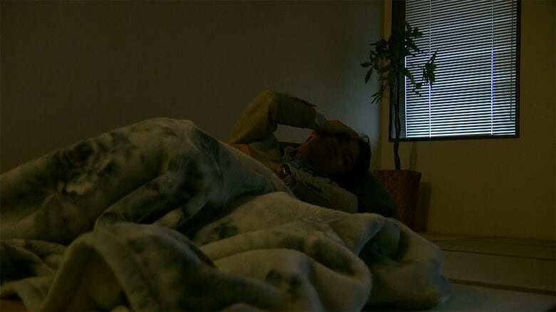 部屋を暗くし横になることで症状を和らげる