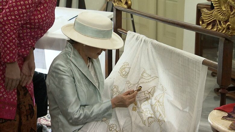 「バティック」のろうけつ染め作業をされる皇后さま（ボゴール宮殿）