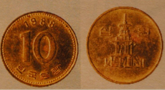 現場で発見された10ウォン硬貨の付着物からはオウム信者の型に近いDNAが検出されている