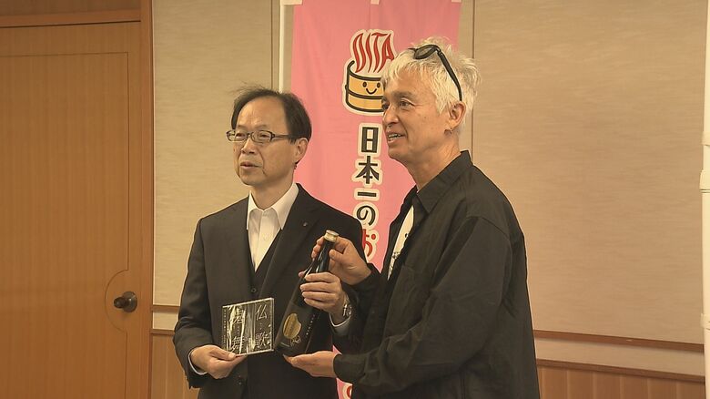 別府に移住したことを知事に報告したマーク・パンサーさん