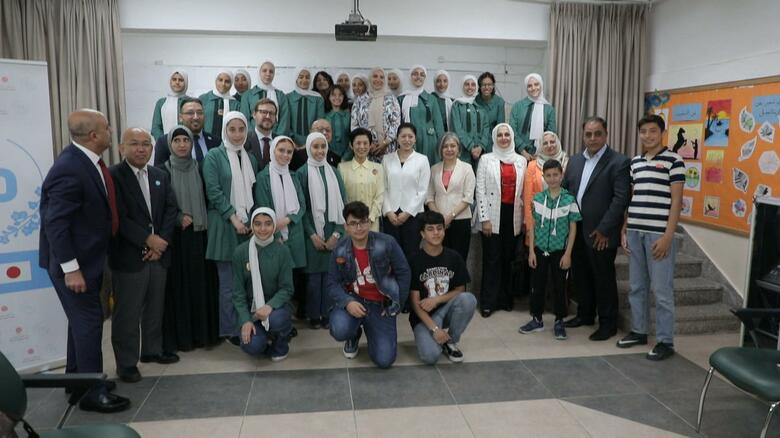 令和5（2023）年5月　難民キャンプ内の学校を視察された久子さまと承子さま （ヨルダン・UNRWAニューアンマン キャンプ）