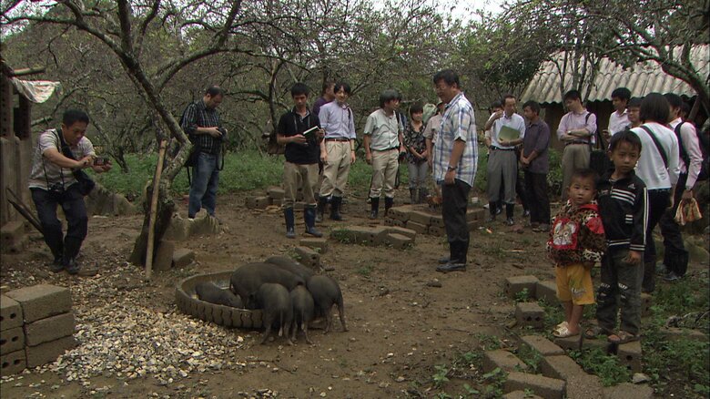 ベトナムで家禽を調査された秋篠宮さま　2012年