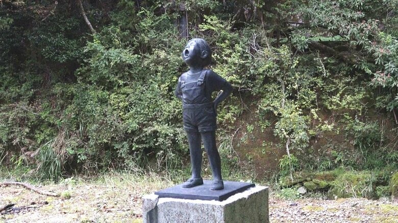 オーバーオール姿の少年像