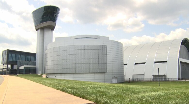広大な土地に建設された国立航空宇宙博物館の別館