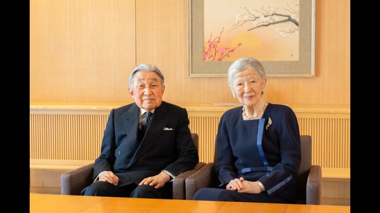 日本画家の安田靫彦作「紅白梅に日出」を前に