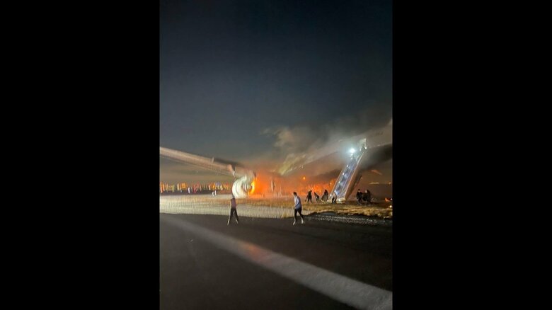 機体の外に乗客が脱出している（乗客撮影）