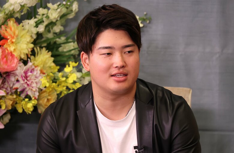 青木選手からオーダーメードスーツをプレゼントされているという村上選手