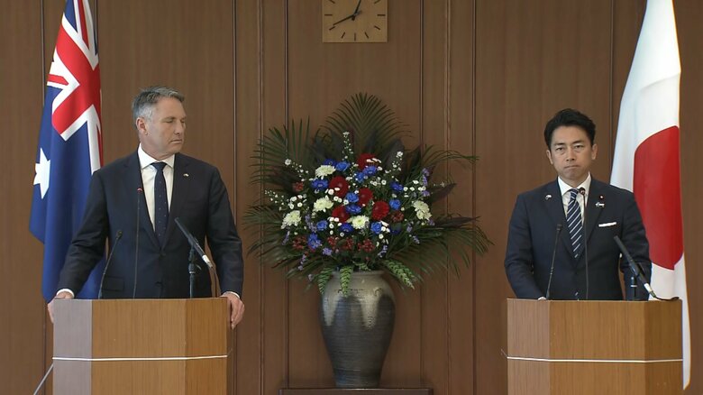 共同記者会見に臨む小泉防衛相とオーストラリアのマールズ国防相