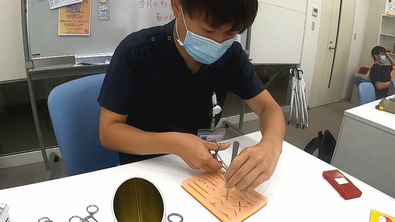 空き時間には「縫合」の練習　研修医・東亜希哉さん
