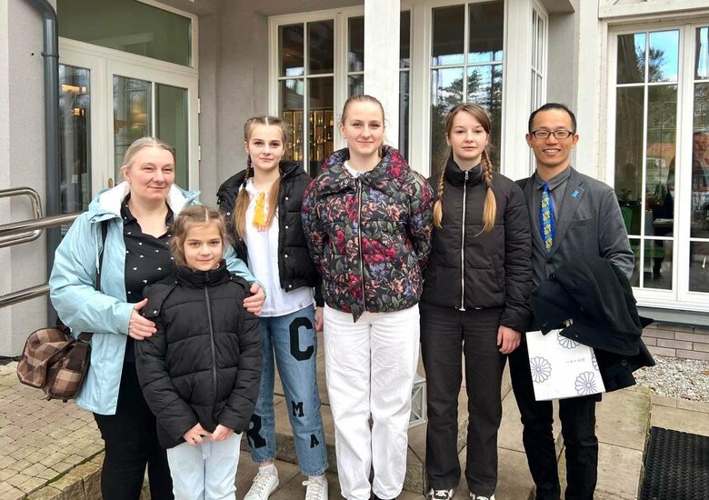 坂本さん（右端）とテチアナさんの一家（今年2月にポーランドにて撮影）