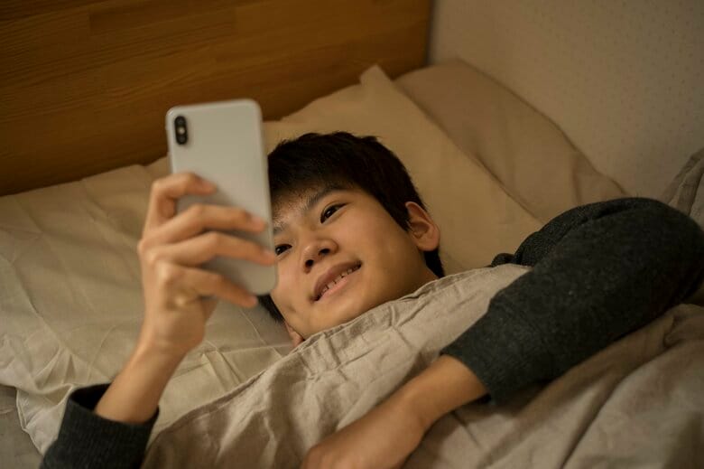 中・高校生になるとスマホも持ち始め、夜更かししやすい環境に…（画像はイメージ）